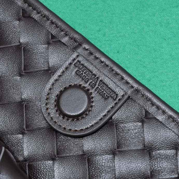 Batch 1860 Bv2024 early spring new product ⛓️Chain SARDINE 💙 Upgraded chain shoulder strap ⛓️ Chic and high-end, showing the fashion taste of urban women! Metal handles and classic weaving are combined together to perfectly integrate art and elegance. Through exquisite craftsmanship, new sardine-shaped handles are cast, and the brass material is the finishing touch. Each handle has a unique light-floating effect. The top-grade sheepskin material is woven to create a half-moon-shaped bag body, which has a fleshy touch and satisfies the preferences of those who pay attention to details. It is the most outstanding fashionable item for any occasion! 💕 Size: 33x20x4, Model: 6768#